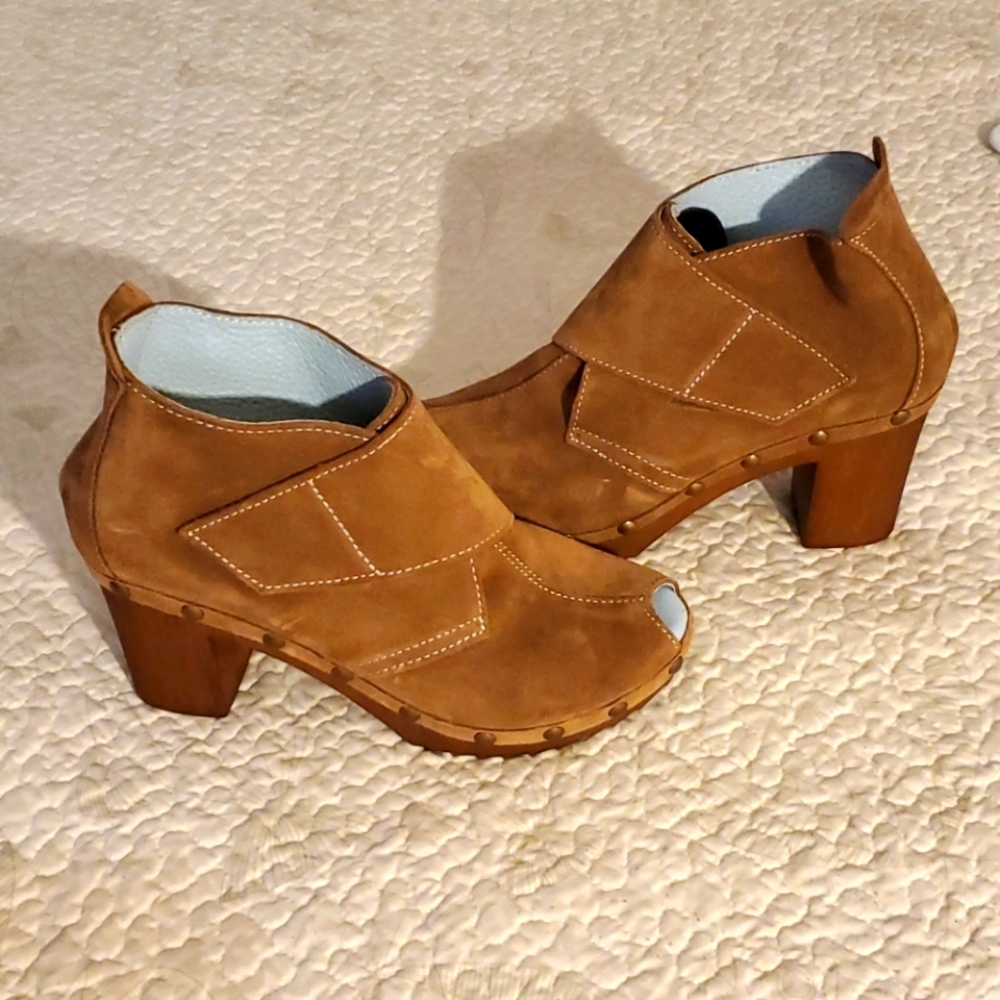 Never Worn!! Tanish Brown.